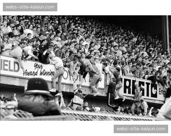 安全站席回归：从希尔斯堡惨案到现代球场安全设施的演进