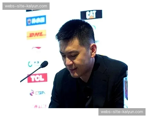 杨鸣夺冠后独自坐在场边,凝视球场良久 杨鸣夺冠后独自坐在场边,凝视球场良久